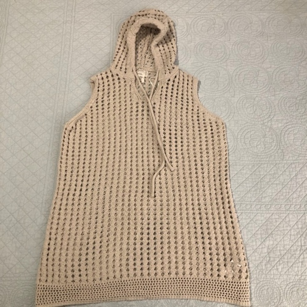 Nicole Miller crochet sleeveless hooded sweater. Size medium.